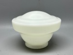 OPALINA - Antiga Cúpula em vidro opalinado, na tonalidade branco leitoso, no padrão art decó. Med. 12x8x16 cm.