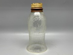 CRISTAL - Delicada manga em cristal, ricamente lapidada, decorada com folhagens. Med. 21x5x10,5 cm.