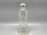 DEMI CRISTAL - Delicada manga em cristal, ricamente lapidada, decorada com folhagens, acabamento inferior em alumínio. Med. 23x4,5x11 cm.
