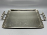 METAL - Linda bandeja retangular em metal espessurada a níquel, fundo lavrado, alças laterais. Med. 49x42x33 cm. Níquel em bom estado.