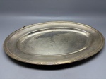 METAL - Antiga e grande bandeja oval,  FRACALANZA em metal espessurado a prata, com borda entrelaçadas em relevo. Med. 50x32 cm. Desgastes.