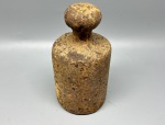 DIVERSOS - Antigo peso em ferro de 5 kg. Marcas do tempo e de uso. Med. 17 cm.