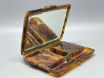 COLECIONISMO - Antiga trousse europeia estilo casco de tartaruga. detalhes em metal dourado. apresenta diversas divisórias internas. Med. 12,5x10 cm. No estado.
