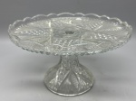 DEMI CRISTAL - Elegante e antigo prato para bolo, no estilo arte deco, em cristal translucido, finamente lapidado. Med: 22x13 cm.