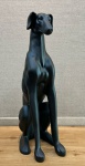 Escultura de cachorro Galgo, em fibra de vidro, medindo 76x33x25cm, na cor preta. - 35140
