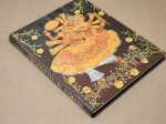 Pietro Maria Bardi - Maria Auxiliadora - Torino 1977 - 1a. ed. - Introdução de Max Fourny, Giulio Bolatti Editore, edição quadrilíngue português-inglês-alemão-francês, . Livro histórico e raro, ricamente ilustrado a cores. - Encadernado - Muito bom exemplar, sinal de acidificação, marcas do tempo.