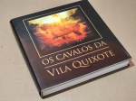 Os Cavalos da Vila Quixote - 1999 - 1a. ed. - Encadernado 27x27cm - Luxuosamente ilustrado em cores. Primoroso trabalho gráfico. - Muito bom exemplar, sinal de acidificação, marcas do tempo.