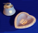 ENGLAND - Conjunto de mesa em faiança azul com relevos de figuras gregas em branco. Fabricante - WestWood. Potiche sem tampa em forma de coração e isqueiro de mesa com corpo revestido. Lindo conjunto decorativo. Medem respectivamente: 12 x 12 cm e 7 cm de diâmetro e altura.