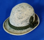 ALPES SUIÇOS - Chapéu tirolês, feltro e lã, modelo masculino, tamanho 58 ( diâmetro interno 8") na cor cinza rajado. Decorado com corda ao estilo tradicional. Ótimo estado, usado.