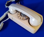 TELERJ -  Antigo aparelho telefônico de mesa. Marca GTE, 1974. Fabricado em baquelite, à disco. Na cor bege, mínimas marcas do tempo. conforme foto. Medida 12x10x21 cm