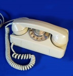 TELERJ II -  Antigo aparelho telefônico de mesa. Marca GTE, 1974. Fabricado em baquelite, à disco. Na cor bege, mínimas marcas do tempo. disco com defeito. Medida 12x10x21 cm