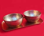 ANTIGUIDADE - interessante jogo de lavandas com pequena bandeja, todas as peças em cobre.  São dois bolws com acabamento martelado, dispostos sobre bandeja. Antigos, apresentam mínimas marcas do tempo. Medidas: Lavandas - 6 x 12 cm ( diâmetro maior); Bandeja - 14 x 26 cm.