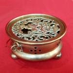 ANTIGUIDADE - Pesado  incensário em bronze, com fundição em detalhes na tampa que remete a São Jorge. Sem datação, origem Alemanha. Mede 8 cm de altura e 14 cm de diâmetro. A tampa está presa ao corpo.