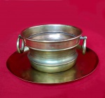 BRONZE - Belíssimo conjunto para centro de mesa em bronze. Imponente cachepô com alças em argola suportado por bandeja redonda liso. Antiguidade. Mede 12 cm de altura e 20 cm de diâmetro. A bandeja tem 32 cm de diâmetro. Origem Europa. Mínimas marcas do tempo.