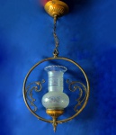 ANTIGUIDADE - Importante luminária pendente, em estilo lampião, com estrutura em metal dourado e luz central com manga, delicado vidro jateado, decorado com delicada filigrana em marca d'água, tipo rendão. Estilo clássico anos 40.  Mede: Altura regulável na corrente, média de 70 cm; estrutura central - 40 x 30 cm e manga de lampião - 25 x 11 cm (maior diâmetro). Marcas do empo normais, necessário revisão.
