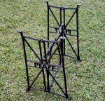 FERRO FUNDIDO -  Pé de mesa, base de antiga máquina de costura PFAFF. Preta com formas geométricas, estilo Art Déco, 1930, fabricação alemã. Mede 72 x 60 x 48 cm. Pesa aproximadamente 30 k. Suporta tampos em mármore, vidro temperado ou madeira maciça.