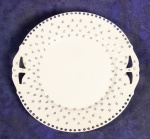 ANTIGUIDADE - Maravilhoso prato em porcelana polonesa PK , ricamente decorada com pequenas flores e recortada como alças. Magnífico trabalho. Mede 26 cm de diâmetro.