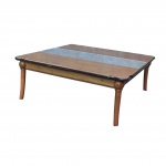 MESA DE CENTRO - Estrutura em madeira canela, maciça, acabamento em palha entrelaçada e tampo de vidro central. Belíssimo trabalho com desing estilo country americano. 40 x 100 x 100 cm.