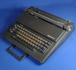 OLIVETTI - Máquina de escrever elétrica portátil, modelo Praxis 20. Bom estado, ligando. Não testada, sem garantia. Mede 10 x 32 x 38 cm.
