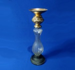 CASTIÇAL - Longo castiçal com corpo central em vidro canelado, base em madeira e detalhes em metal dourado, ao estilo árabe. Mede 34 cm de altura e a base mede 10 cm. Exótico e decorativo.