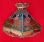 TIFFANY - Lindo lustre artesanal, ao estilo Tiffany, vitraux multicolorido, estrutura e detalhes preservados. Mede 30 cm de altura e 40 cm de diâmetro.