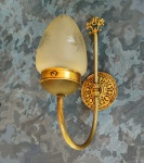 ANTIGUIDADE - Maravilhosa esta luminária, aplique de parede, todo em bronze maciço e cúpula em cristal lapidado com figuras florais, jateado. Peça do início do século XX. Raridade. Mede: Corpo com 40 cm de altura e cúpula com 16 de altura e diâmetro maior com 12 cm.