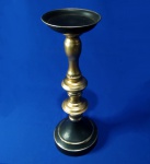 GOLD AND BLACK -  Castiçal alto em metal dourado e partes em madeira pintada em preto, ao estilo oriental. Mede 40 cm de altura com base de 14 cm de diâmetro. Exótico e decorativo
