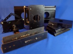 FERRO -  Lote com 7 suportes para monitores ou TVs, sendo: Dois de barra; três pequenos AIRON; um articulável profissional grande e um articulável pequeno. Medem respectivamente: Barras - 3 x 3 x 37 cm, tipo perfil com parafusos; Fixos AIRON- 4 x13 x 22 cm; Articulável profissional - 27 x 25 x 46 cm ( fechado mede 7 cm de profundidade) e o pequeno articulável - 8 x 11 x 20 cm