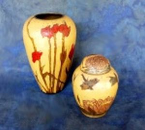 ÍNDIA - Conjunto de vaso e pote com tampa em cerâmica, com estrutura em bronze e decoração em floral de tons terrosos. Lindo conjunto medindo o vaso: 18 cm de altura e maior diâmetro com 10 cm.