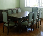 SALA DE JANTAR -  Magnífico cojunto de mesa com oito cadeiras, ao estilo Luis XV, fabricação da década de 40, Século XX - por Móveis Artísticos  Camano - SP. Mesa em madeira de lei, pés em curva com florões, para oito pessoas, medindo  aberta: 0,80 x 1,20 x 2,80 m; fechada: 2,00 m. Acompanham oito cadeiras, sendo: duas com braços, medindo 1,10 x 0,50 x 0,56 m e seis sem braços, medindo 1,10 x 0,46 x 0,46 m. Necessitam de restauros no estofamento. Retirada em Teresópolis - Bairro Alto.