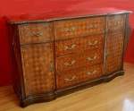 MARCHETARIA - Buffet aparador francês, madeira de lei, magnífico trabalho em marchetaria. Design orgânico, com curvas e detalhes em bronze, marcam o estilo europeu clássico. Mede 1,10 x 1,80 x 0,65 m. Peça preservada, mínimas marcas do tempo. Retirada em Teresópolis, Alto.