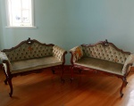 POUR LES ENFANTS - Par de antigos sofás infantis em estilo Luis XV. Em madeira de lei talhada com florões e frontão central e com estruturas preservadas, pés em curvas, lindos e raros. Com acabamento capitoné, tachado, necessitam de refoma no estofamento. Medem 0,70 x 1,20 x 0,40 m. Retirada em Teresópolis - Alto.
