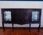 MOBILIÁRIO - Belíssimo móvel em jacarandá, bar ao estilo Luis XV, com curvas e detalhes ornamentados nas portas, pés curvos, marcando bem a elegância e sofisticação da época. Mede 1,34 x 2,30 x 0,60 m. Duas portas laterais em vidro, com compartimento, tipo vitrine, para garrafas. Duas portas centrais, esta seção do móvel está modificada internamente, sem o fundo e as prateleiras internas. Marcas do tempo. Retirada em Teresópolis, Alto.