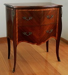 MOBILIÁRIO - Cômoda Luís XV, estilo bombe, lindo trabalho em marchetarie, duas gavetas superpostas e tampo emoldurado, detalhes em bronze . As gavetas possuem puxadores trabalhados. Mede 90 x 77 x 44 cm.