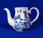 PORCELANA - Delicado bule chinês em porcelana branca, decorado com cena de paisagem tadicional, em azul borrão. Decorativo, sem tampa, medindo: 16 cm de altura; maior diâmetro - 12 cm.