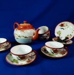 JAPÃO - Delicado aparelho de chá em porcelana branca casca de ovo. Bule com infusor em porcelana, pintado à mão com paisagem e figuras humanas. Xicaras e pires com flores e pássaro. Origem identificada por assinatura ao fundo.  Medidas : Bule - 18 x 15 cm; xícaras - 8 x 10 cm e; pires - 15 cm. Total de 13 peças. O bule apresenta um fio de cabelo.