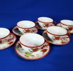 JAPÃO - Delicado aparelho de chá em porcelana branca casca de ovo, pintado à mão com flores e pássaro. Origem identificada por assinatura ao fundo.  Medidas : Xícaras - 8 x 10 cm e; pires - 15 cm. Total de 12 peças. O bule apresenta um fio de cabelo.