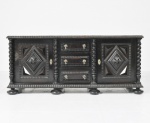ANTIGUIDADE - Belíssimo buffet no estilo manuelino, em madeira nobre, datado da década de 30 - Século XX. Peça preservada, com selo do fabricante ao fundo e mínimas marcas do tempo, Mede 0,74 x 0,56 x 1,70 m. Disponível para retirada na Tijuca - Rio de Janeiro.