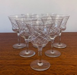 CRISTAL - Requintado jogo de taças para vinhos, em lindo cristal incolor, com lapidação especial. Total de 16 peças, sendo oito com 16 cm e oito com 15 cm de altura.