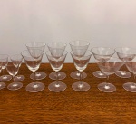 CRISTAL - Interessante conjunto com  18 taças em cristal liso, incolor e com design em curvas suaves e orgânicas. São 6 taças para vinho do Porto; 6 taças para vinho; 6 taçaspara champanhe.