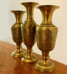 ÍNDIA - Tradicional conjunto com três vasos em bronze, cinzelados com formas naturais da cultura indiana, usados como floreiras ou incensários.  O maior mede 25 cm de altura.