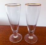 TULIPAS - Par de taças em cristal liso com bordas filetadas em dourado, para cerveja. Mede 20cm de altura. .