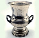 ANTIGUIDADE - Clássico vaso em estilo romano, em metal espessurado a prata,  com importantes alças adornadas e curvas orgânicas. Usual como centro de mesa/floreira.. Medida: 33 x 25 cm (diâmetro).