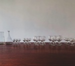 DEMICRISTAL - Prático conjunto com 42 peças em  vidro incolor, decoradas com formas geométricas lapidadas. Com oito taças de cada modelo, próprios para Licor, vinhos do Porto, Branco e tinto, além de champanhe.  Acompanhadas de uma jarra e um decanter.