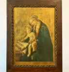 ARTE SACRA - Lindíssima reprodução artesanal sobre madeira da imagem de Nossa Senhora com Menino Jesus. Primoroso acabamento dourado, craquelado e delicada moldura.  Mede, com moldura: 52 X 39 cm