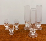 CRISTAL - Lote com seis lindas taças em cristal liso, decorado. São três pequenas para licor e três longas, flute, para champanhe.