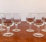 CRISTAL - Conjunto com seis taças em cristal liso, em design moderno, Três para vinho tinto e três para branco. Medem 13 cm x 6 cm e 12 x 6,5 cm, respectivamente.