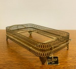 SERVIÇO DE MESA - Porta pirex retangular, em metal dourado e com alças. Peça sem uso, com etiqueta da marca: Bijoux ouro. Medidas: 8 x 40x29 cm.
