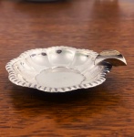 PRATA -Delicado cinzeiro em metal estampado, espessurado à prata. Medida: 7cm de diâmetro.