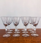 CRISTAIS - Lindo jogo com  35 taças em cristal Hering,  lapidação a mão em motivos florais. São 12 taças para vinho branco (Alt 16 cm); 12 taças de Dry Martini (Alt 14,5 cm) e 11 taçasde licor (Alt 13,5 cm). Uma taça Dry Martini apresenta mínimo bicado.
